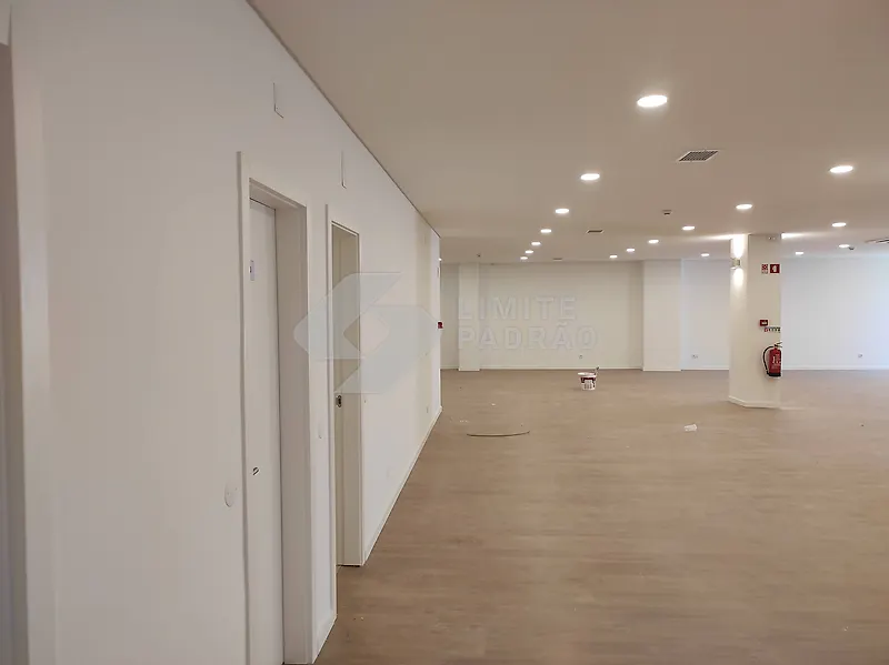 Espaço comercial: zona de trabalho com portas e pavimento em madeira