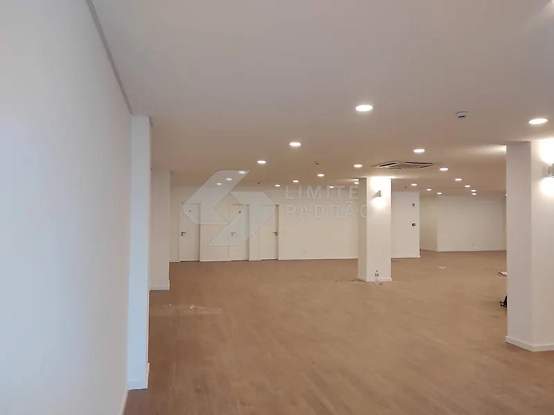 Espaço comercial: sala ampla com pilar central e focos embutidos