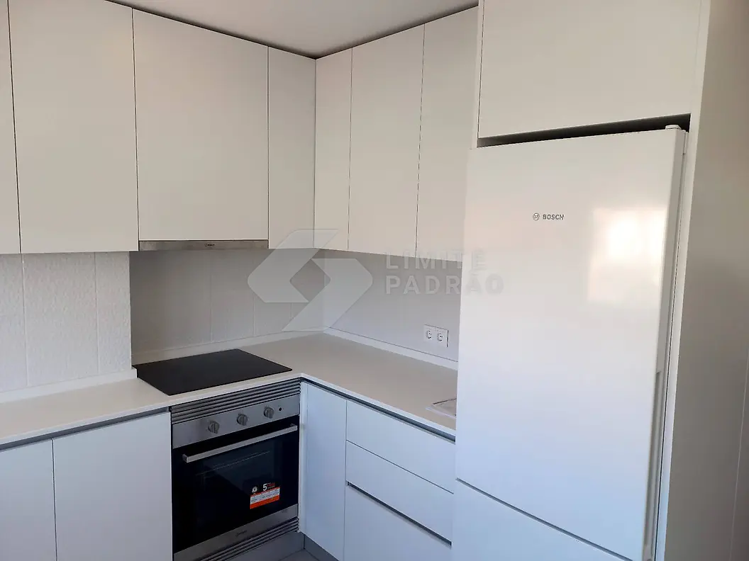 Remodelação de cozinha: cozinha branca compacta com placa e forno
