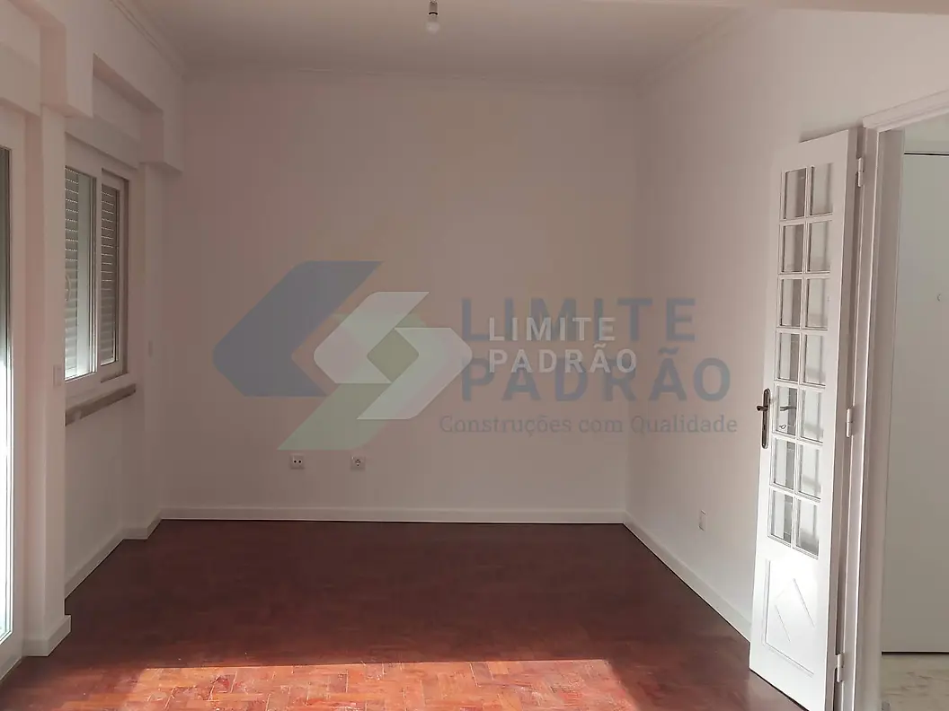 Sala remodelada: sala com pavimento cerâmico e portas de madeira