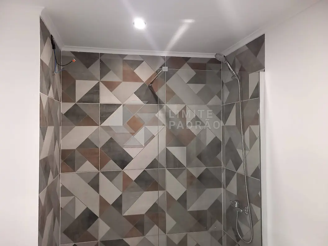 Casa de banho · duche: duche com azulejo geométrico em tons de cinza