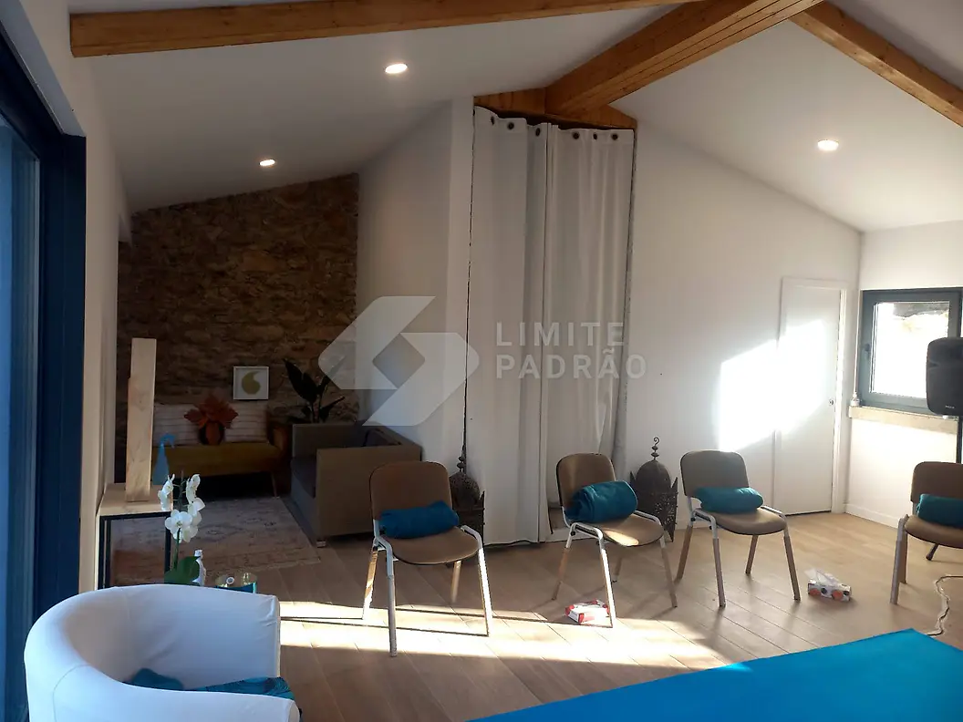 Sala: sala com teto em madeira, vigas e cortina