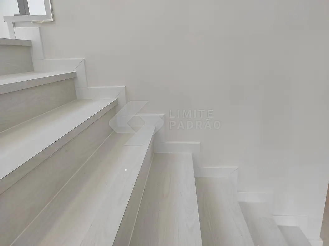 Escada: escada com degraus e guarda em madeira clara