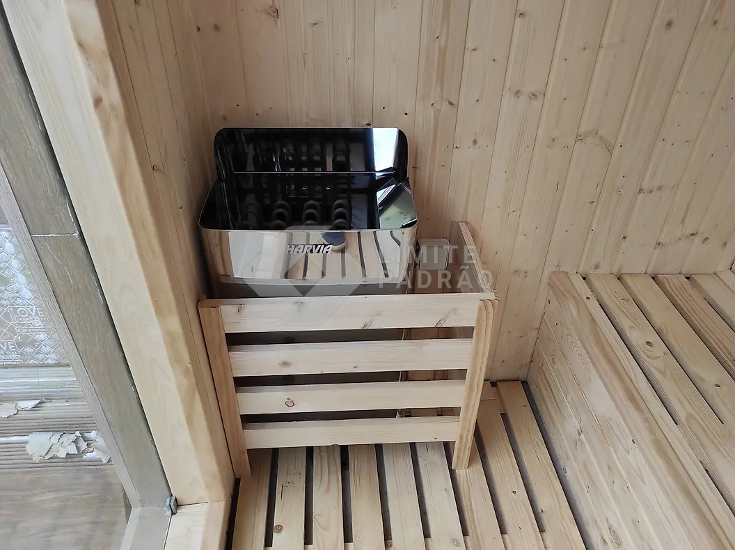 Sauna: sauna em madeira com aquecedor