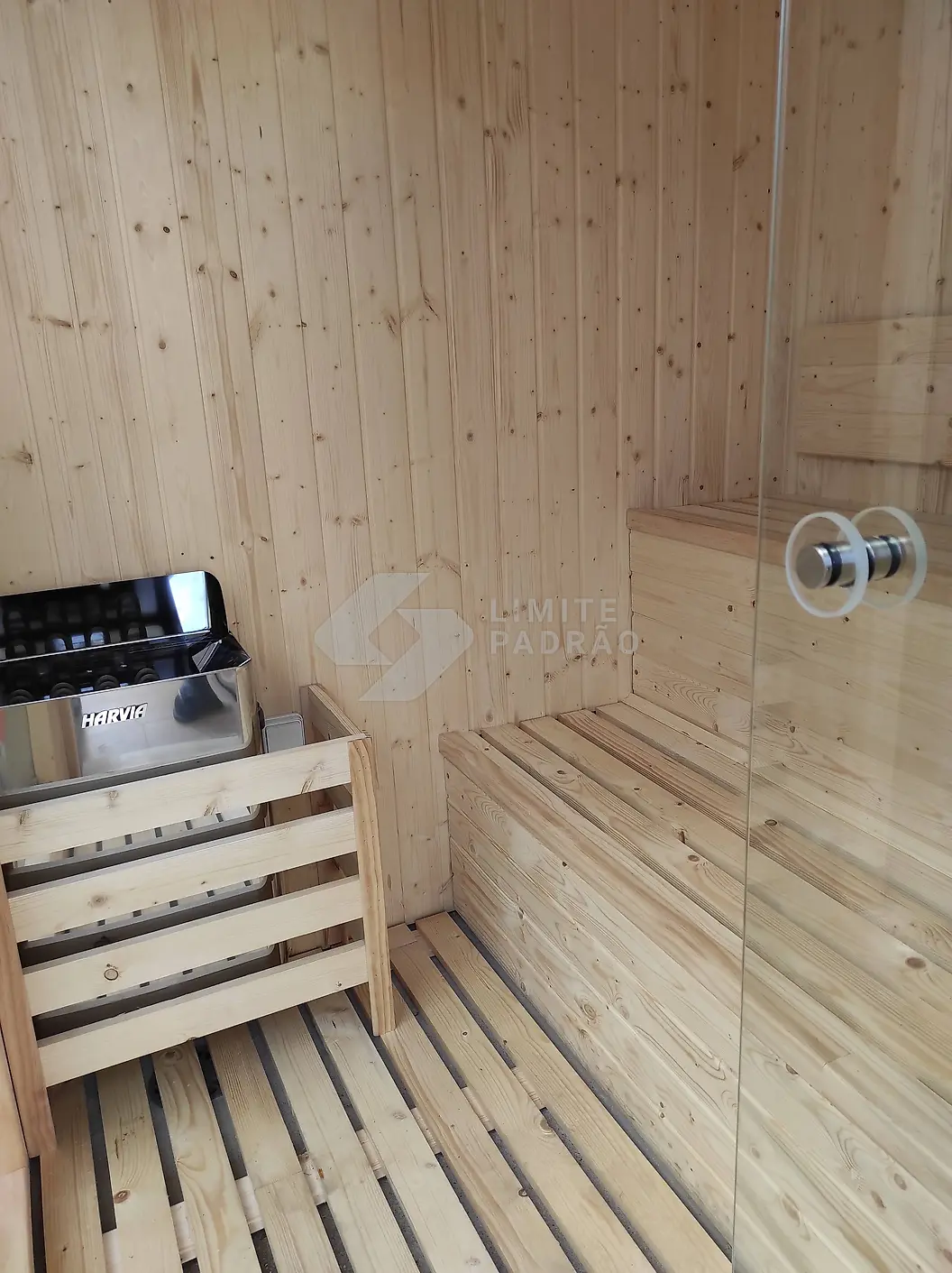 Sauna: sauna em madeira com porta de vidro