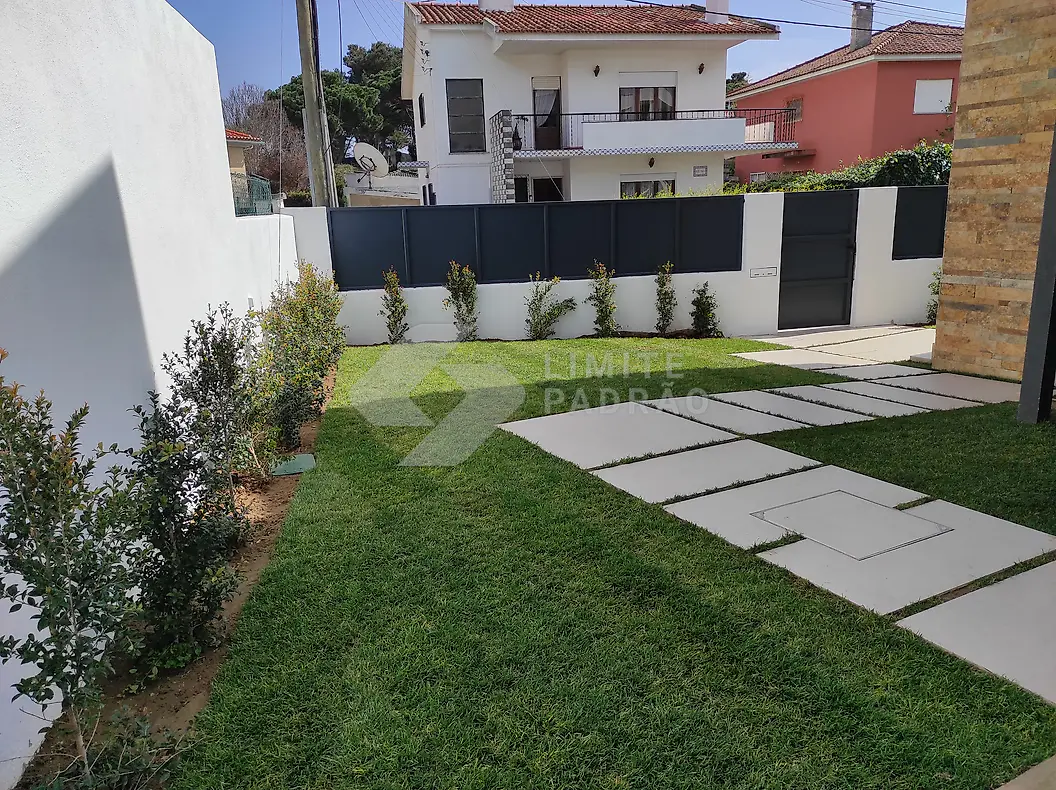 Jardim: jardim com lajetas e relva