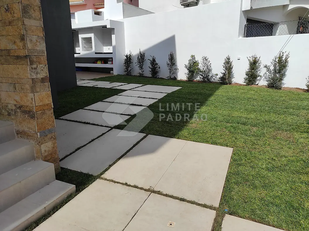 Jardim: caminho em lajetas sobre relva