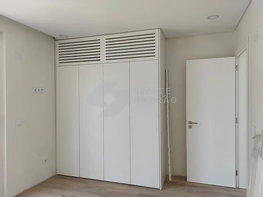 Roupeiro: roupeiro branco embutido