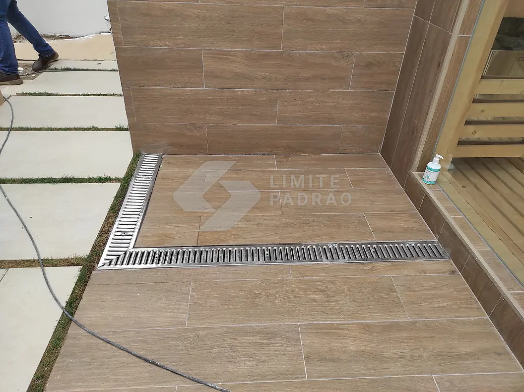 Pátio: pavimento exterior com grelha de drenagem