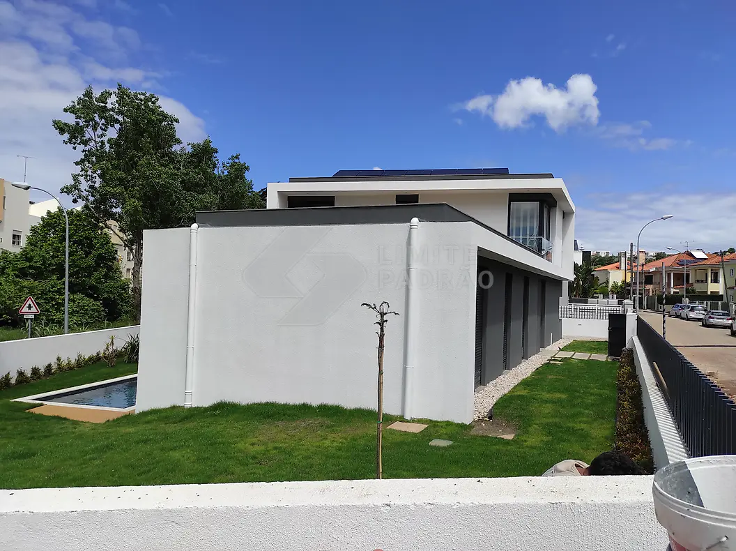 Construção de moradia: moradia moderna com piscina, vista da rua