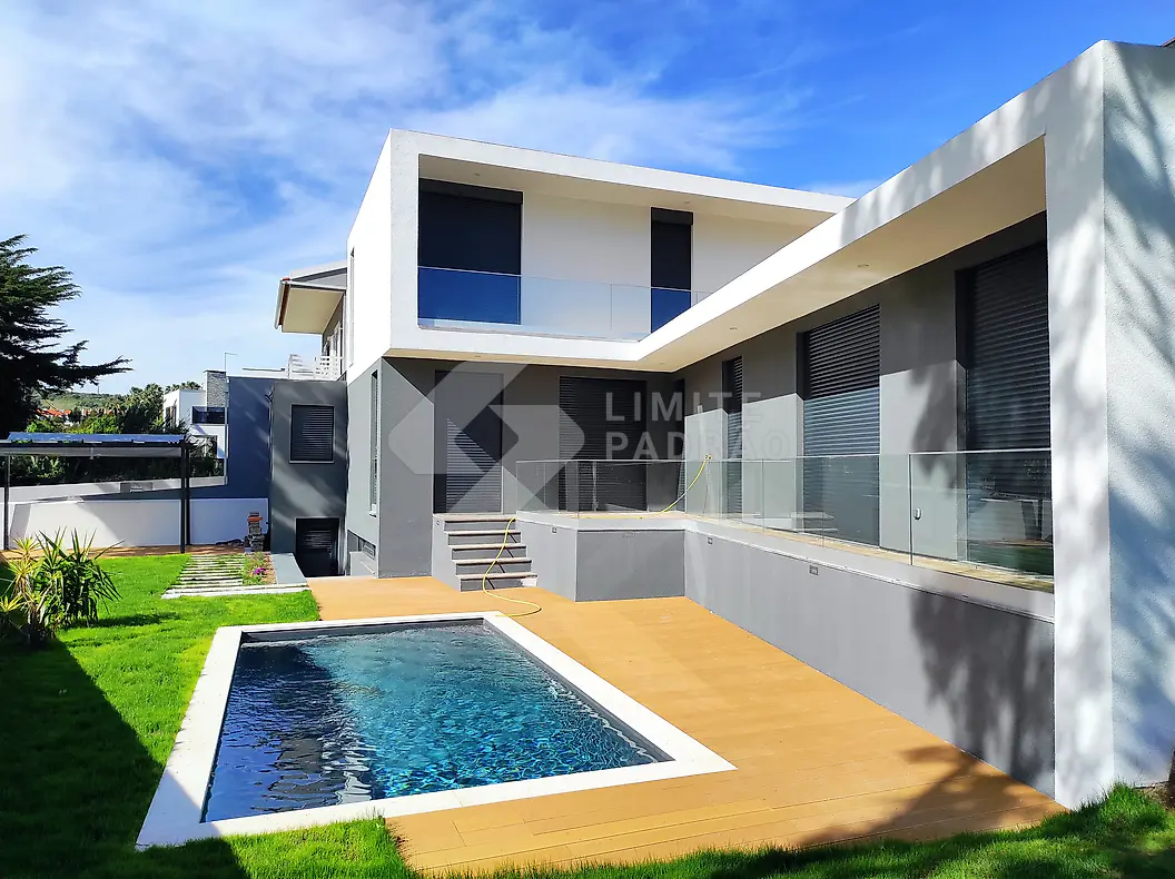 Construção de moradia com piscina: moradia moderna com piscina e deck