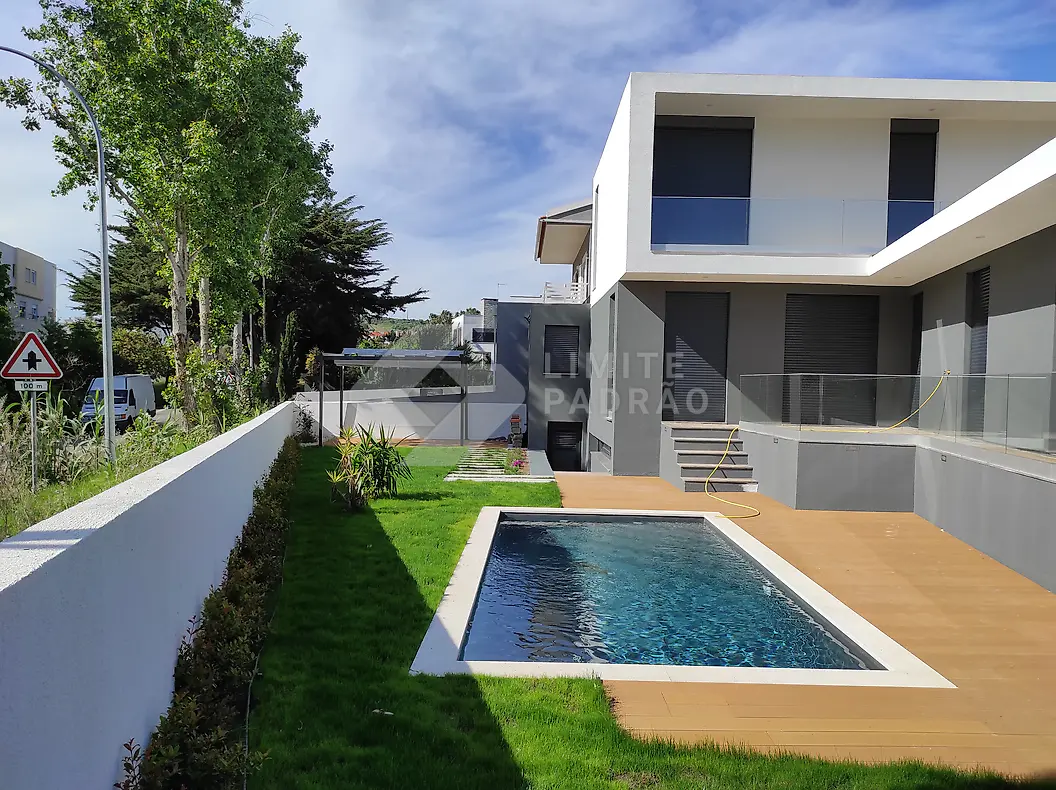 Construção de moradia com piscina: piscina e deck junto à moradia