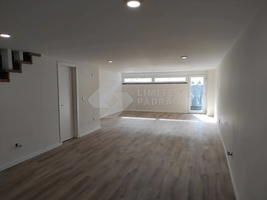 Sala: sala ampla com pavimento em madeira