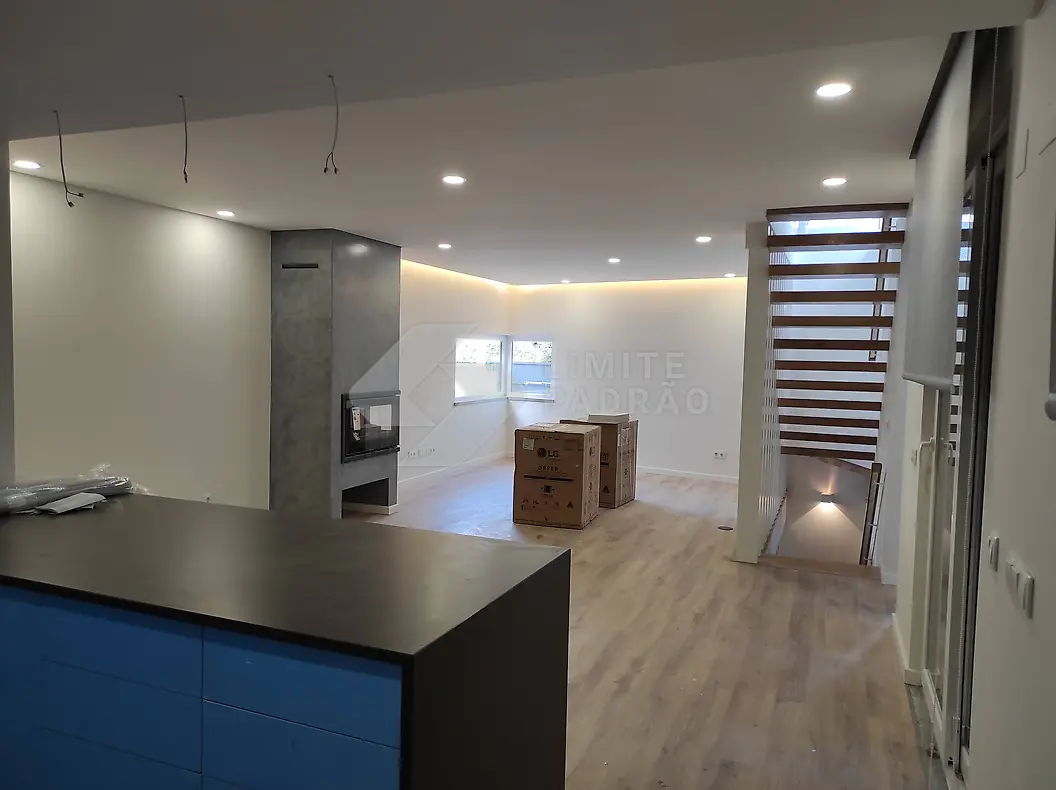 Cozinha: cozinha com ilha azul e bancada escura