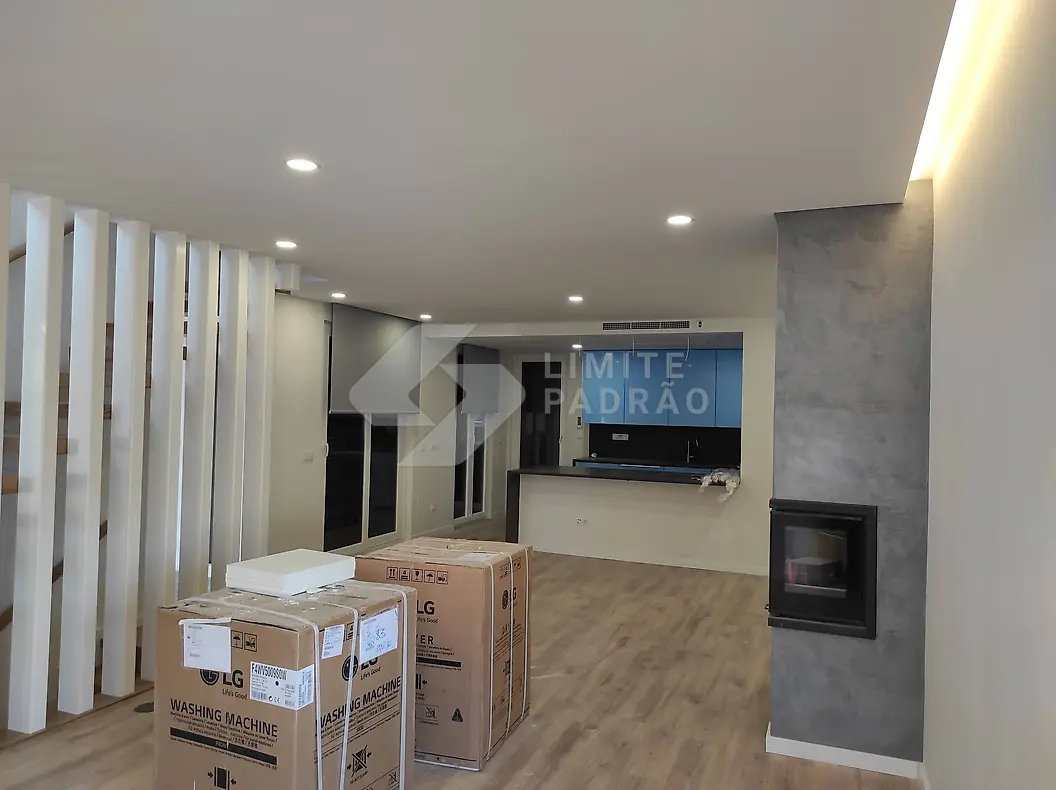 Sala: sala com lareira e cozinha aberta