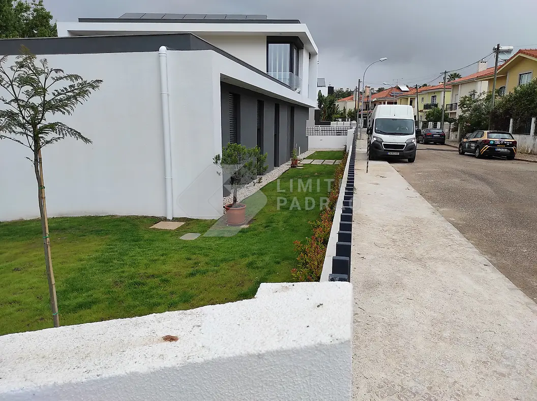 Construção de moradia: moradia moderna com jardim de entrada
