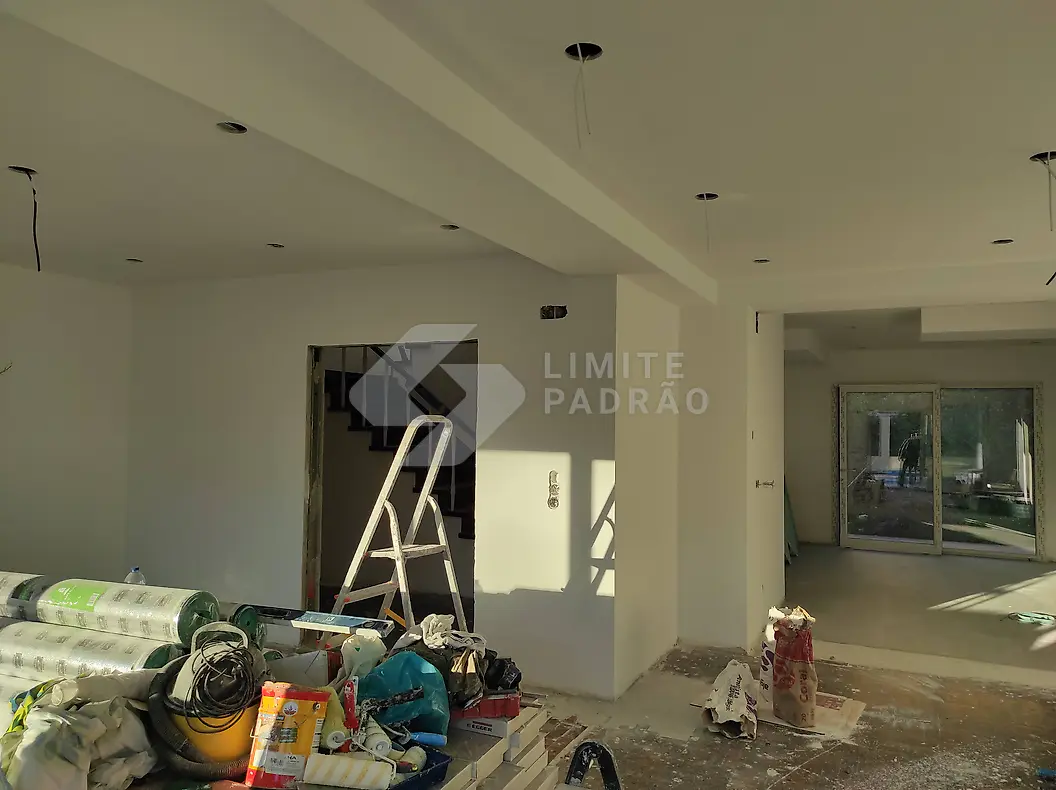 Em obra · interior: interior em acabamento, com escadote