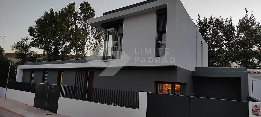 Construção de moradia: moradia moderna ao anoitecer