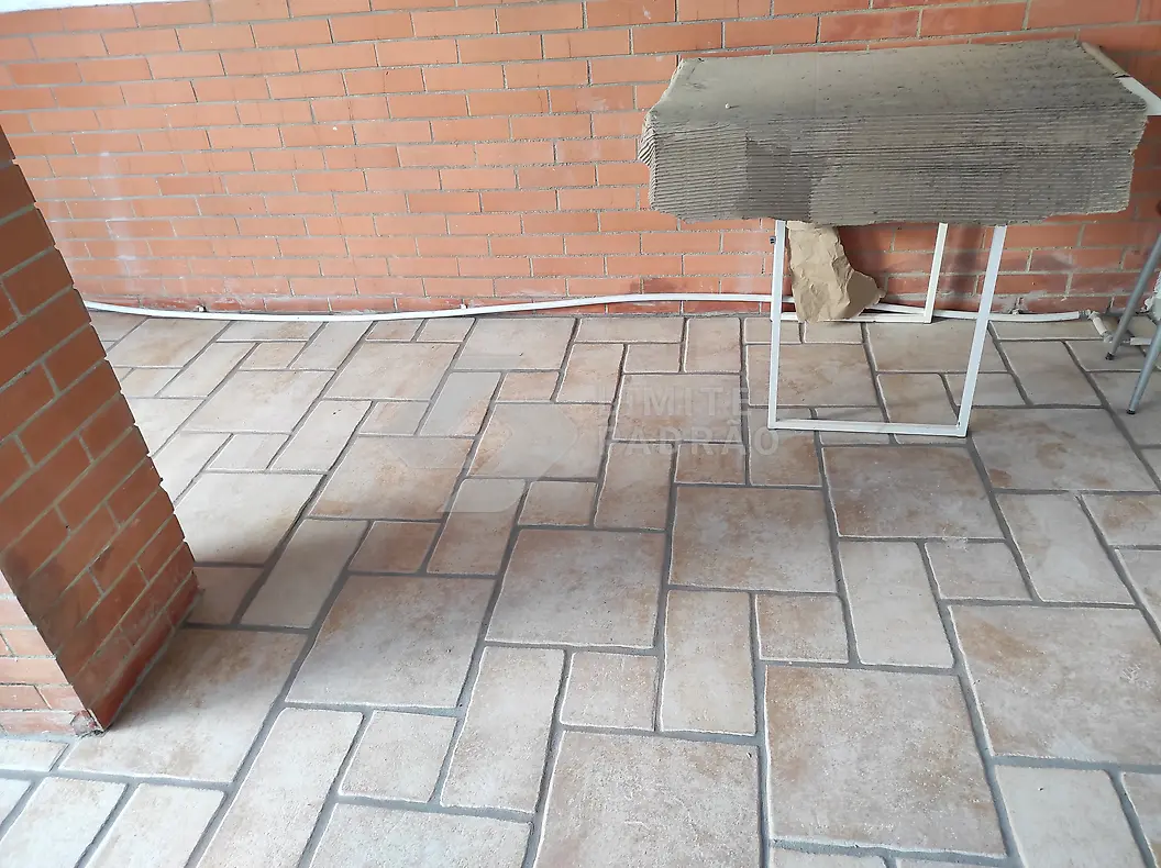 Pavimento exterior: pavimento cerâmico em pátio
