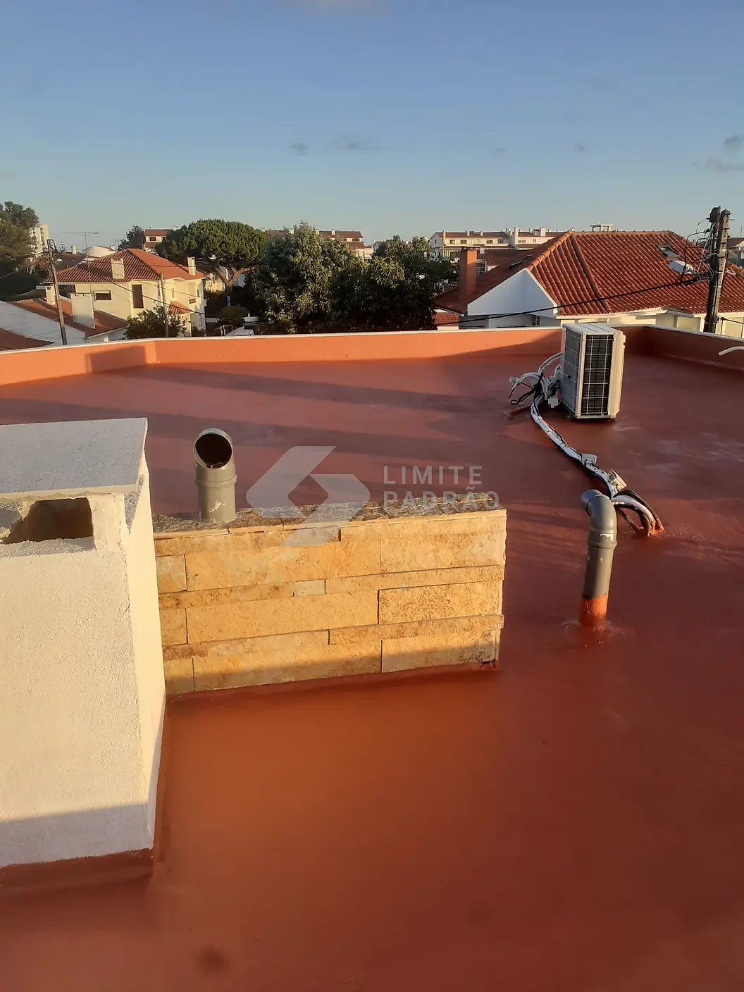 Impermeabilização de cobertura: terraço impermeabilizado com chaminé