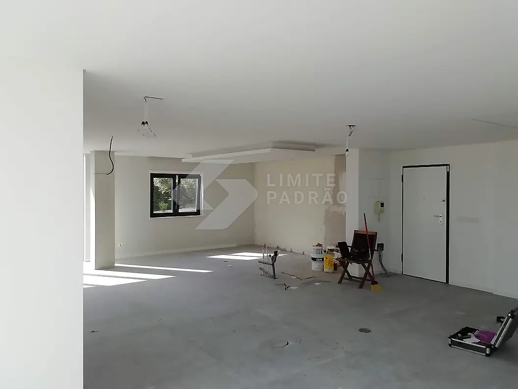 Em obra · interior: sala em tosco com ferramentas