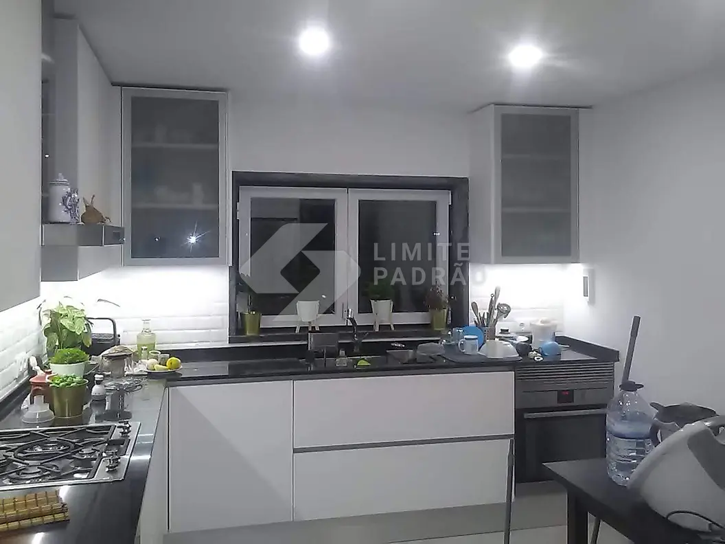 Cozinha: cozinha branca com janela e bancada preta