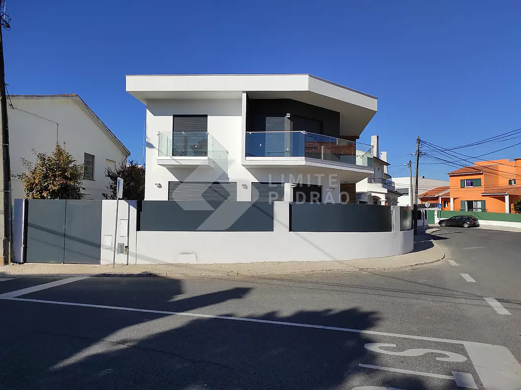 Construção de moradia: moradia moderna de esquina com varanda em vidro