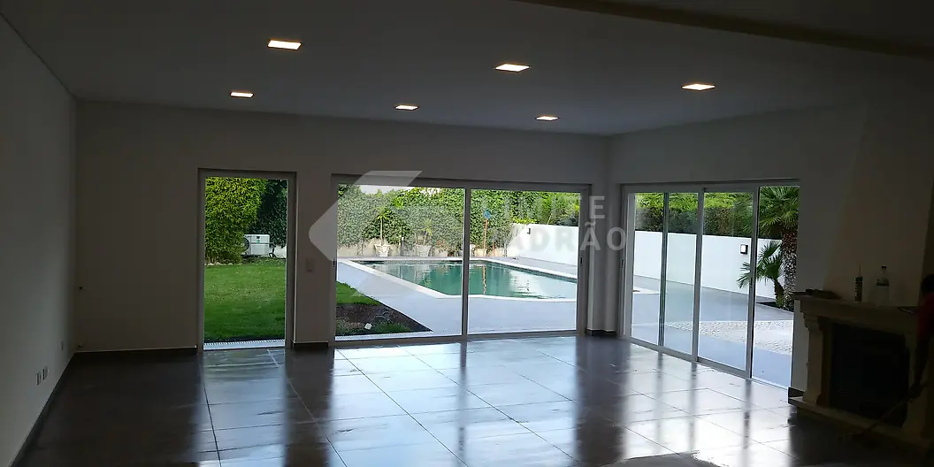 Sala: sala com vãos para o jardim e a piscina