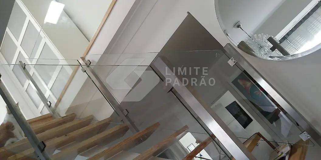 Escada com guarda de vidro: guarda em vidro vista de cima