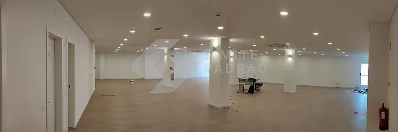 Espaço comercial: sala ampla vazia, panorâmica