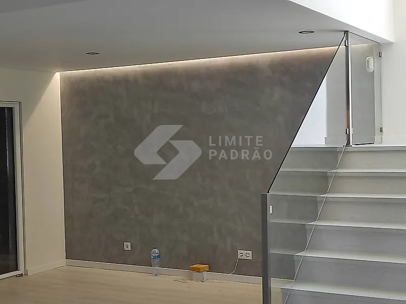 Remodelação de interiores: microcimento, LED e escada com guarda de vidro