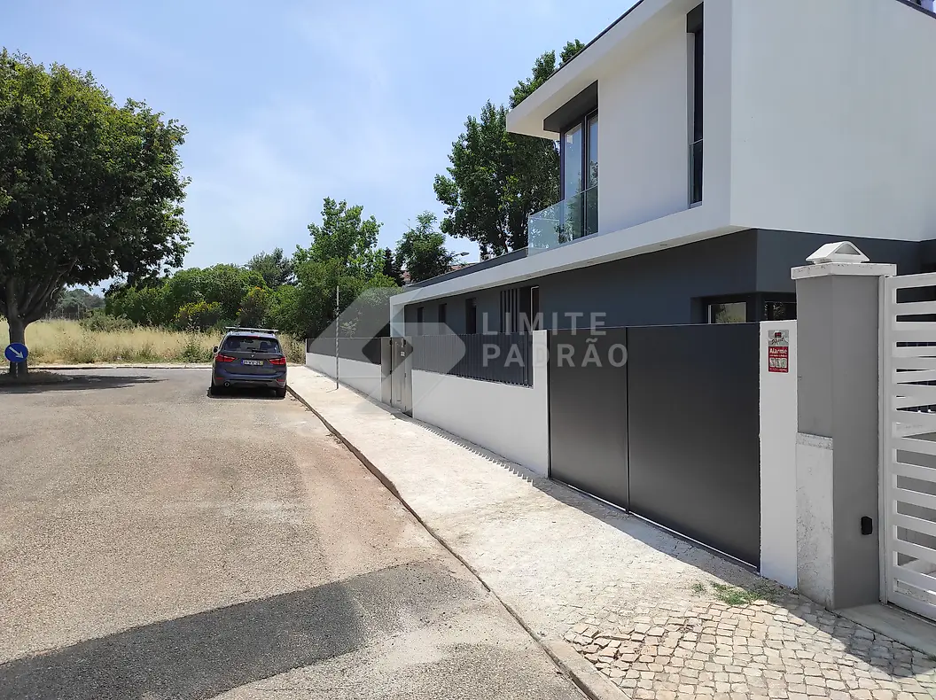 Construção de moradia: moradia moderna com portão