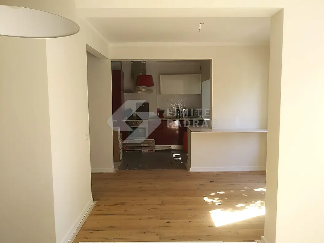 Sala: sala com cozinha aberta e soalho
