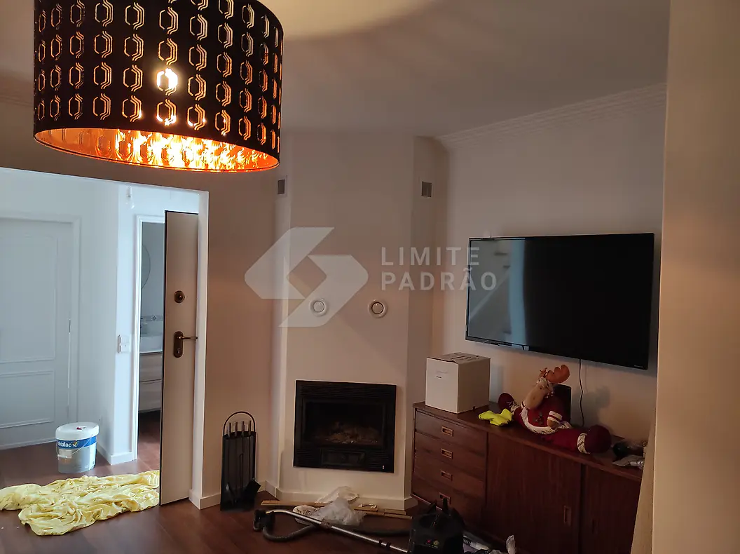 Em obra · sala: sala com lareira em acabamento