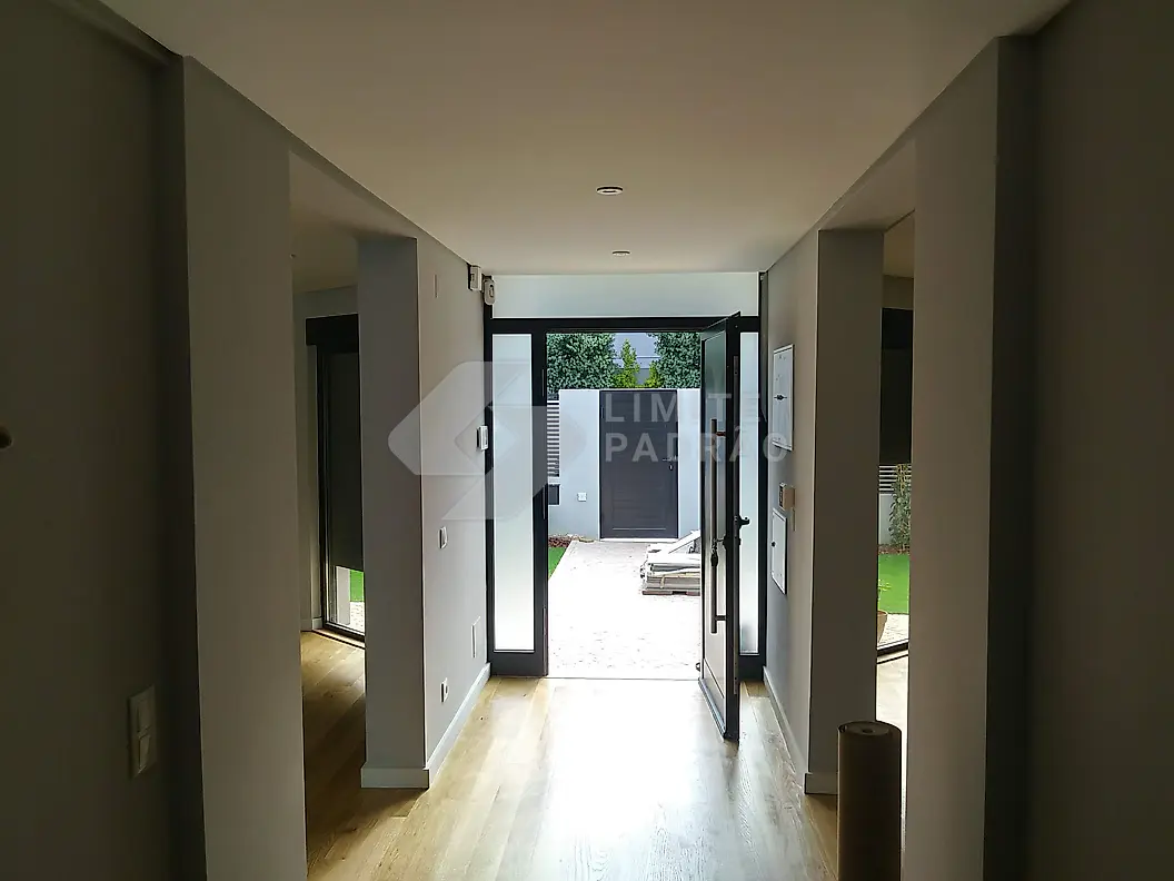Corredor: corredor com porta envidraçada para o pátio