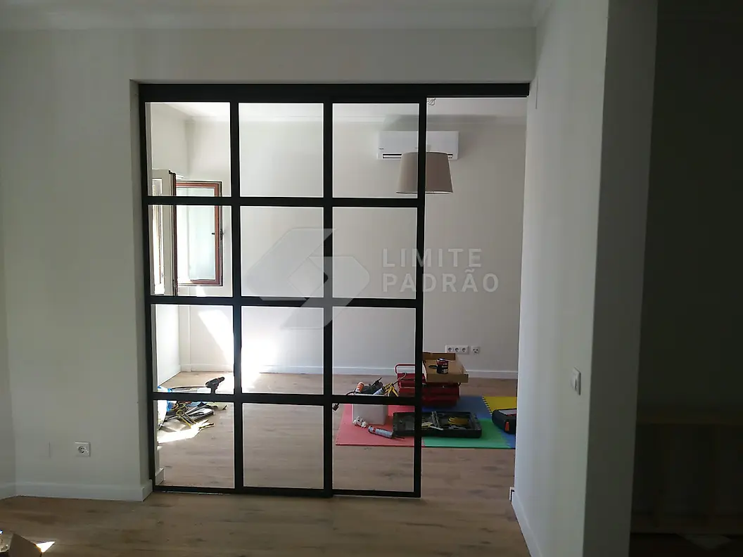 Sala com divisória de vidro: divisória em ferro e vidro