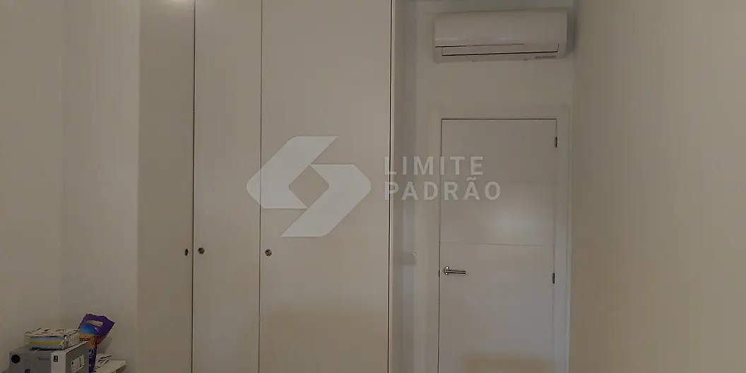 Roupeiro: roupeiro branco embutido