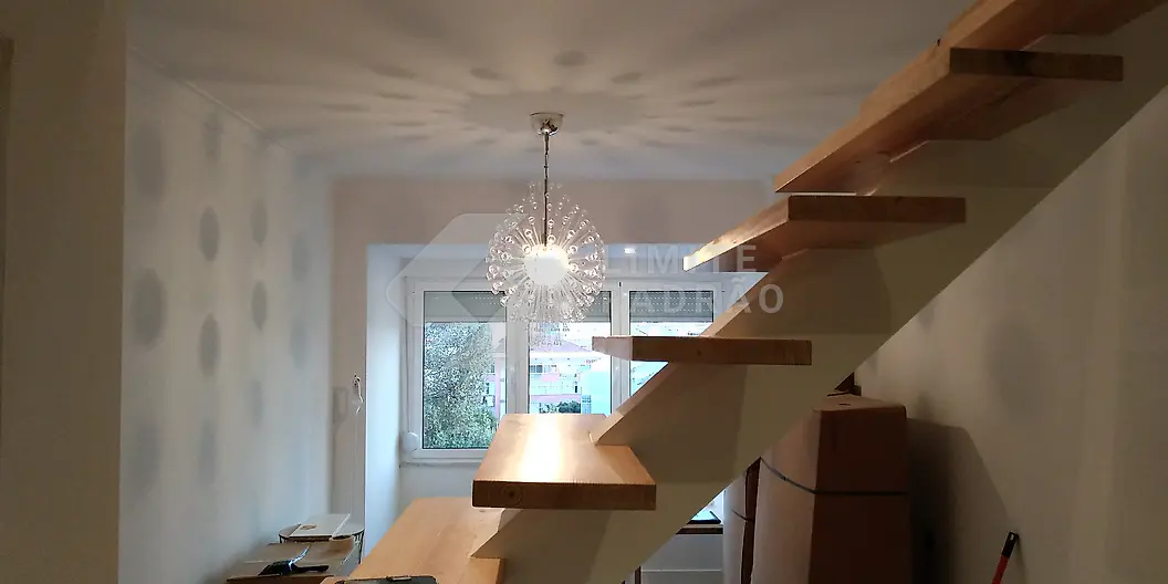 Escada de degraus flutuantes: escada flutuante com lustre