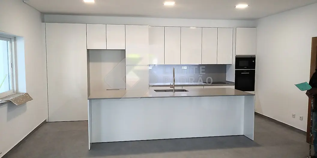 Cozinha com ilha: cozinha branca com ilha e pavimento escuro
