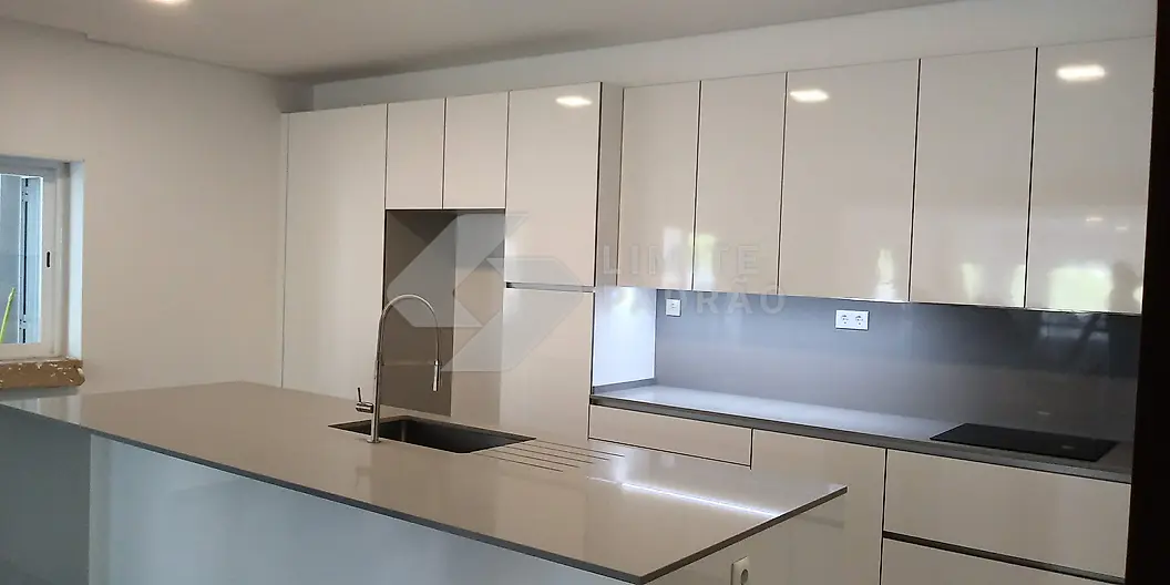 Cozinha com ilha: cozinha branca com ilha
