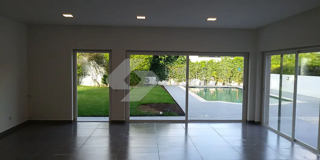 Sala: sala com vãos para o jardim e a piscina