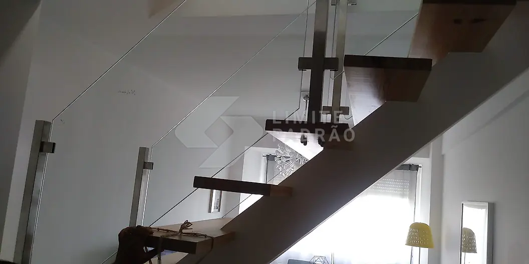 Escada: escada em madeira com guarda de vidro