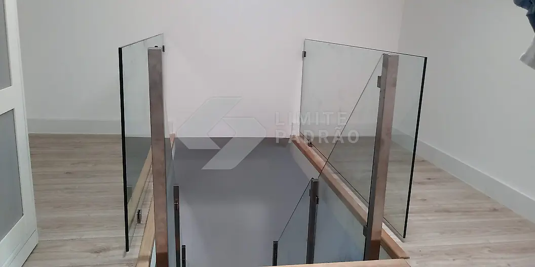 Escada com guarda de vidro: guarda de vidro no patamar