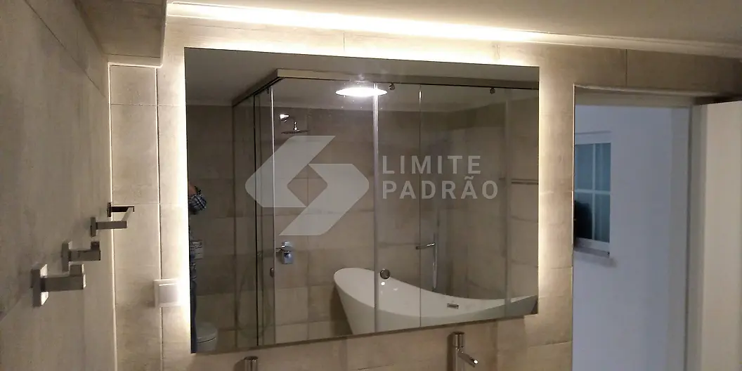 Casa de banho: banheira e cabine em vidro