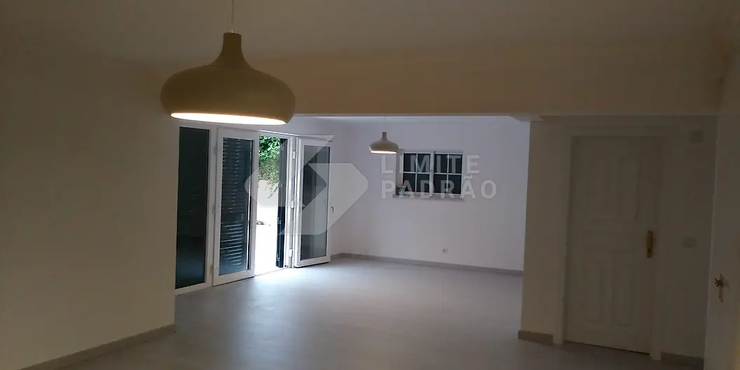 Sala: sala com vãos envidraçados