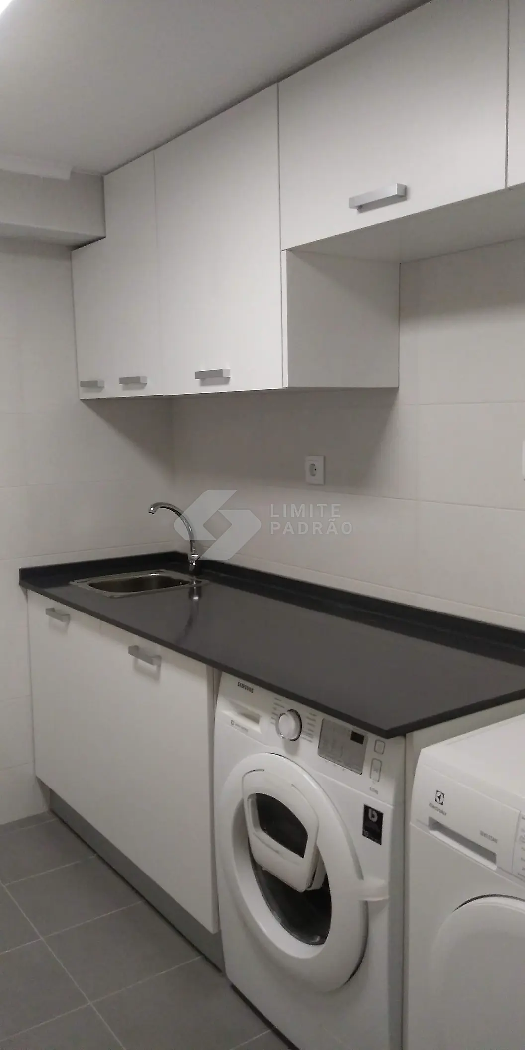 Cozinha: cozinha pequena com máquina de lavar