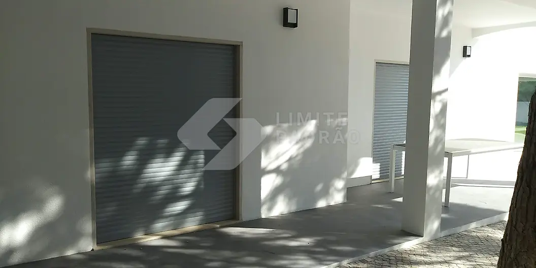 Pátio: alpendre com portão de garagem