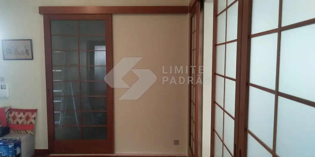 Portas interiores: portas em madeira com vidro