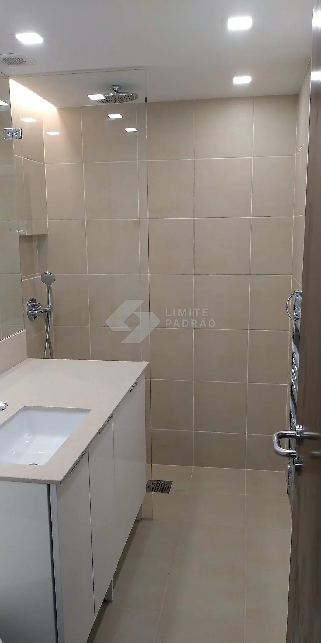 Casa de banho · duche: duche com base rasa