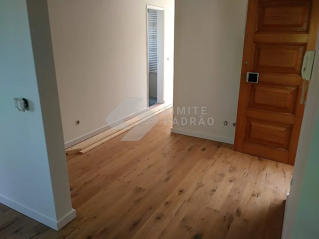 Quarto: quarto com portas em madeira